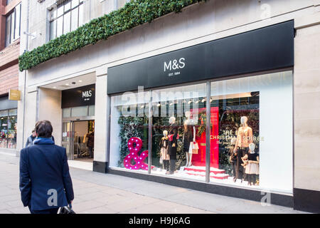 M&S Windows Noël sur Oxford Street, London, UK Banque D'Images