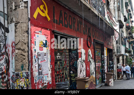 Symboles socialiste sur le mur d'un bâtiment, Naples, Italie du sud, de l'Europe Banque D'Images