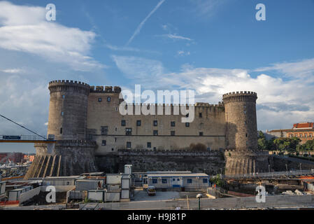 Un ancien Castel dell'Ovo au pied de laquelle est en construction, Naples, Italie du sud, de l'Europe Banque D'Images