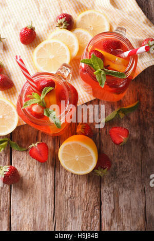 Limonade aux fraises d'été avec peppermint close-up dans un bocal en verre sur la table. Vue verticale d'en haut Banque D'Images