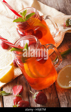 Limonade aux fraises à la menthe froide close up dans un bocal en verre sur l'ancienne table verticale. Banque D'Images