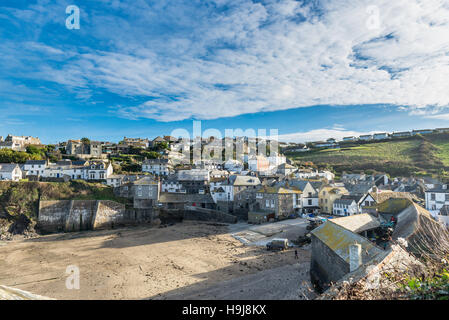 Une vue sur le joli village de pêcheurs de Port Isaac sur la côte atlantique du Cornwall Banque D'Images