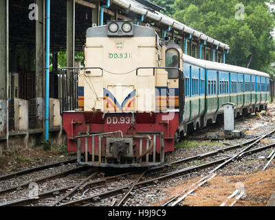 Train de voyageurs arrivant à la gare centrale de Yangon à Yangon, capitale du Myanmar. Banque D'Images