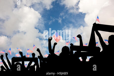 Image composite de silhouettes de supporters de football Banque D'Images