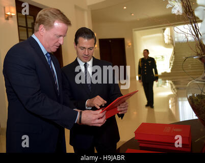 Le Président mexicain Enrique Pena Nieto avec le commissaire de la NFL Roger Goodell au cours d'une réunion à la résidence officielle de Los Pinos, 21 novembre 2016 à Mexico, Mexique. Goodell a assuré le président que le football américain continuera d'organiser des événements au Mexique, quel que soit l'évolution politique. Banque D'Images