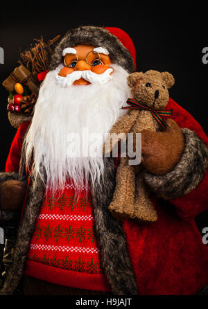 Haut du corps du père Noël close up avec fond noir. Banque D'Images