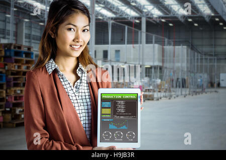 Portrait of businesswoman showing a tablet Banque D'Images