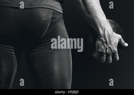 Libre de sportsman tenant une discus Banque D'Images