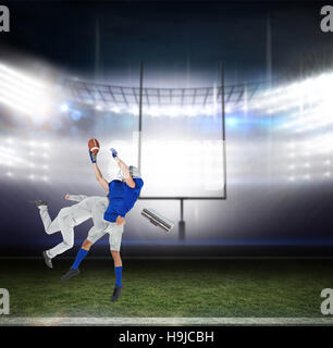 Libre de s'attaquer à un joueur de football Banque D'Images