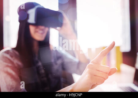 Femme à l'aide de casque de réalité virtuelle Banque D'Images