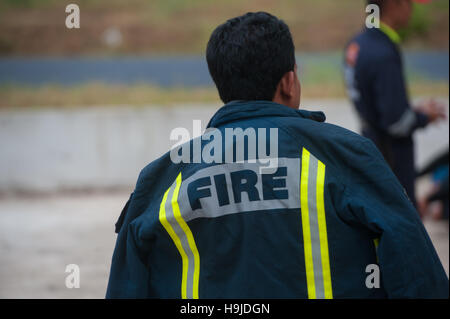 Une robe de pompiers leur action devant le pupitre Banque D'Images