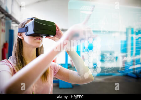 Image composite de la femme à l'aide d'un appareil de réalité virtuelle Banque D'Images