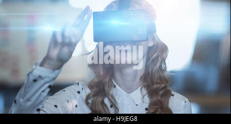 Femme portant le verre de réalité virtuelle Banque D'Images