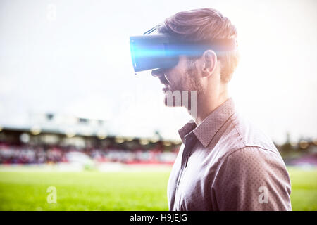 Image composite de vue de profil of businessman holding lunettes virtuelles Banque D'Images