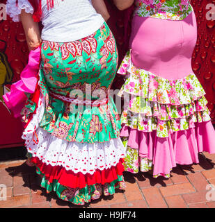 Deux femmes espagnoles dans des robes de flamenco. Espagne Banque D'Images