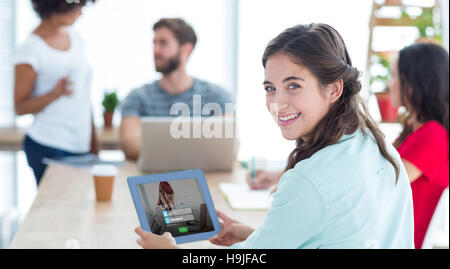 Portrait of businesswoman using tablet Banque D'Images