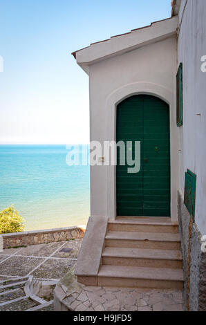 Belle petite maison avec vue sur la mer. Banque D'Images