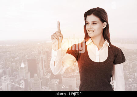 Portrait of woman pointing quelque chose avec son doigt Banque D'Images