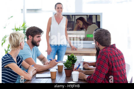 Image composite de casual businesswoman giving presentation de ses collègues Banque D'Images