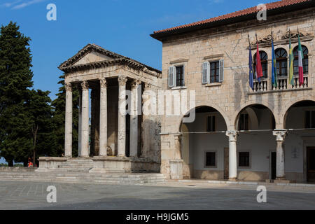 Le Temple d'Auguste est un temple romain bien conservé dans la ville de Pula sur la péninsule d'Istrie en Croatie. Banque D'Images