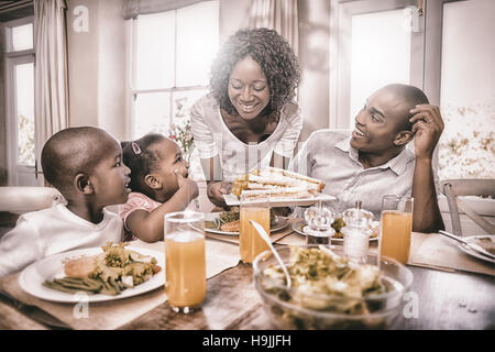 Famille heureuse jouissant d'un bon repas ensemble Banque D'Images