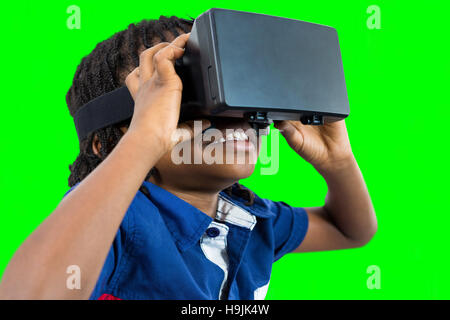 Image composite de boy wearing simulateur de réalité virtuelle Banque D'Images