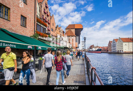 La Pologne, Gdansk (Dantzig), Ulica Dlugie Pobrzeze (Lange Brücke) promenade le long du quai du port de Motlawa crane (Krantor) Banque D'Images