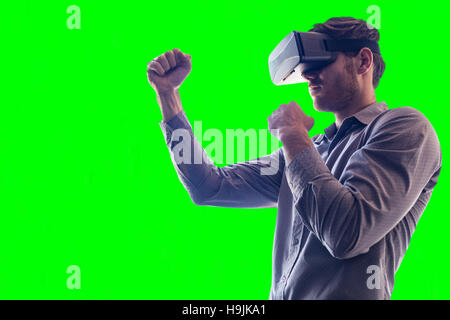 Image composite de l'homme portant un casque de réalité virtuelle alors que la boxe Banque D'Images