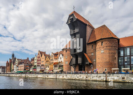 La Pologne, la Poméranie, Gdansk (Dantzig), fleuve Motlawa avec la grue du port médiéval emblématique (Krantor/ Brama Zuraw) Banque D'Images