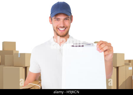 Composite image of delivery man Holding boîte en carton et presse-papiers Banque D'Images