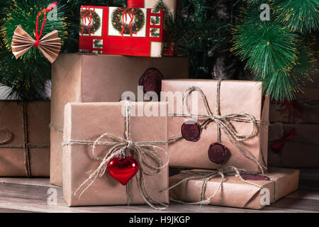 Enveloppé des piles de cadeaux de Noël sous l'arbre dans un salon. Banque D'Images