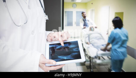 Image composite de doctor looking at xray sur tablette Banque D'Images