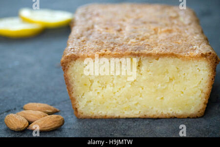 La traditionnelle Dessert - Pain aux amandes et Citron Sticky Cake servi sur ardoise Banque D'Images