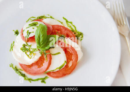 Tomate, mozzarella et basilic salade caprese Starter sur une plaque blanche Banque D'Images