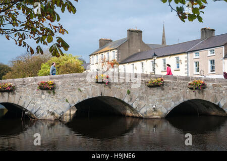 Un pont au-dessus de la Rivière Carrowbeg à Westport, Comté de Mayo, Irlande Banque D'Images