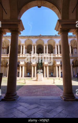 L'Italie, Lombardie, Milan, Académie d'Art Brera, Cour avec statue de Napoléon par Antonio Canova Banque D'Images