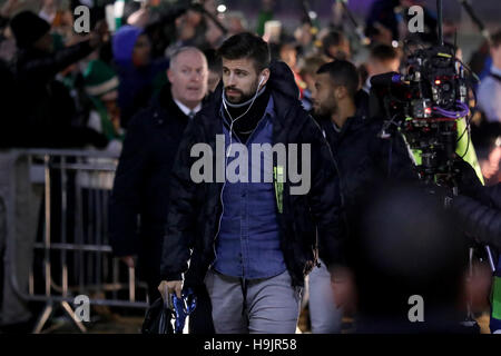 Barcelone, Gerard Pique arrive avant la Ligue des Champions match au Celtic Park, Glasgow. Banque D'Images