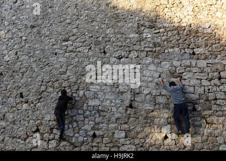 Madrid, Espagne. 23 Nov, 2016. Un homme grimpe un mur dans la Cuesta de la Vega, dans le centre de la ville de Madrid, Espagne. © Jorge Sanz/Pacific Press/Alamy Live News