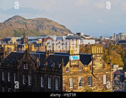 Royaume-uni, Ecosse, Edimbourg, vue sur la vieille ville en direction de l'Arthur's Seat. Banque D'Images