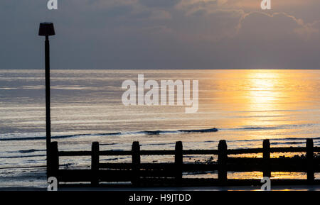 Mer en hiver vitreux reflétant le faible soleil. Banque D'Images