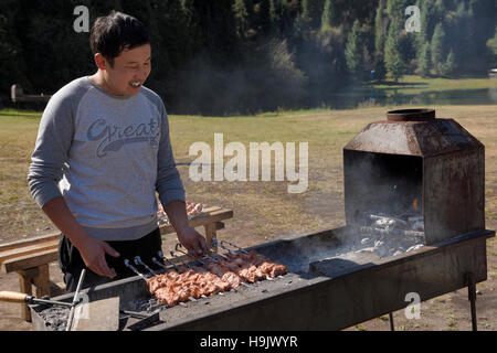 Sur les brochettes, viande barbecue kazakh au camping du lac Kaindy Kazakhstan Banque D'Images