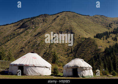 Les yourtes dans un terrain de camping de lac Kaindy dans la gamme de montagne Kungey Alatau, Kazakhstan Banque D'Images