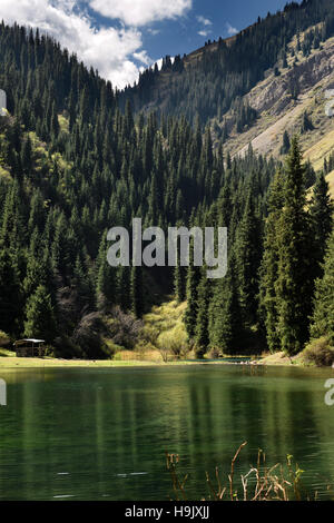 Au-dessus de l'étang au camping Lac Kaindy dans Kungey Montagnes Alatau Kazakhstan Banque D'Images