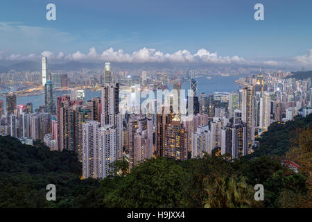 Vue panoramique sur les toits de Hong Kong célèbre vu de la Pic Victoria en début de soirée. Copier l'espace. Banque D'Images