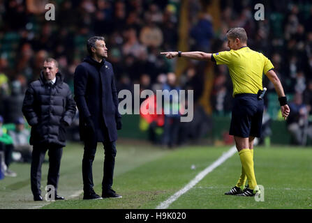 Match arbitre Daniele Orsato (droite) des gestes aussi gestionnaire de Barcelone Luis Enrique (à gauche) observe au cours de l'UEFA Champions League match au Celtic Park, Glasgow. Banque D'Images