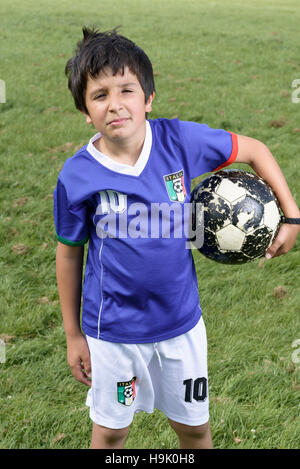 Kit de football italien en garçon Banque D'Images