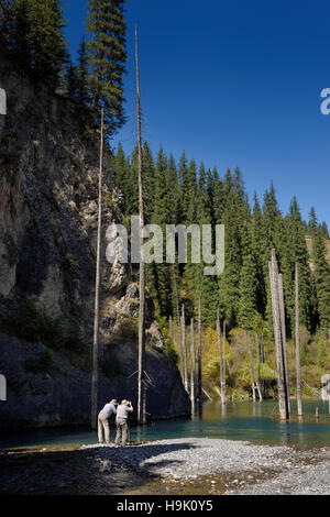 Les photographes en Kaindy River Gorge au lac Kaindy épinettes avec le Kazakhstan Banque D'Images