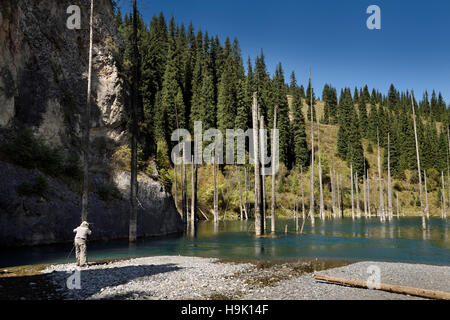 Photographe à Kaindy River Gorge au lac Kaindy épinettes avec le Kazakhstan Banque D'Images