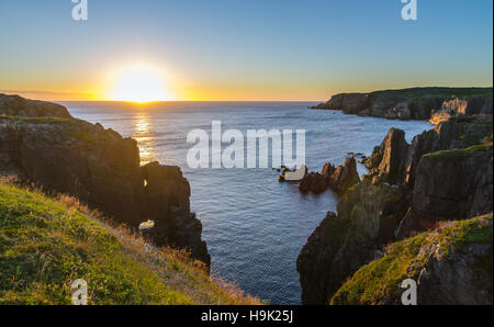 Lever du soleil spectaculaires falaises à John Câble Cove à Terre-Neuve. L'aube sur l'océan Atlantique Banque D'Images