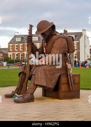 11 'O' l'un d'une sculpture en acier à grande échelle d'un Tommy soldat de la Première Guerre mondiale par le sculpteur Ray Lonsdale à Seaham County Durham Banque D'Images